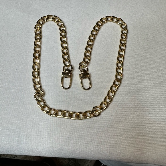 LV CHAIN AND KEY WITH UNBRANDED CHAIN - Picture 7 of 7